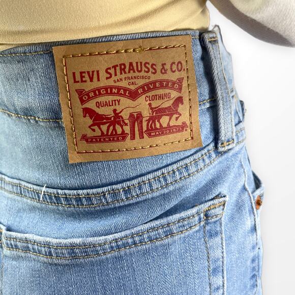 LEVI'S Light Wash High Rise Cut Off Denim Mom Shorts - Picture 4 of 8